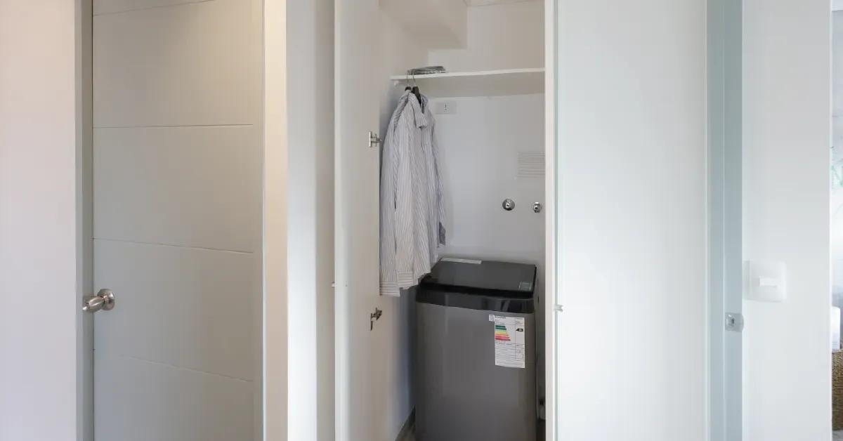 Clóset con espacio y conexión para lavadora