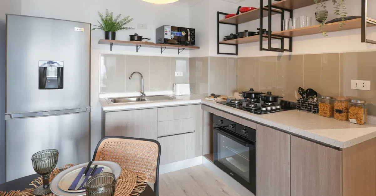 Cocina integrada con horno eléctrico y encimera a gas